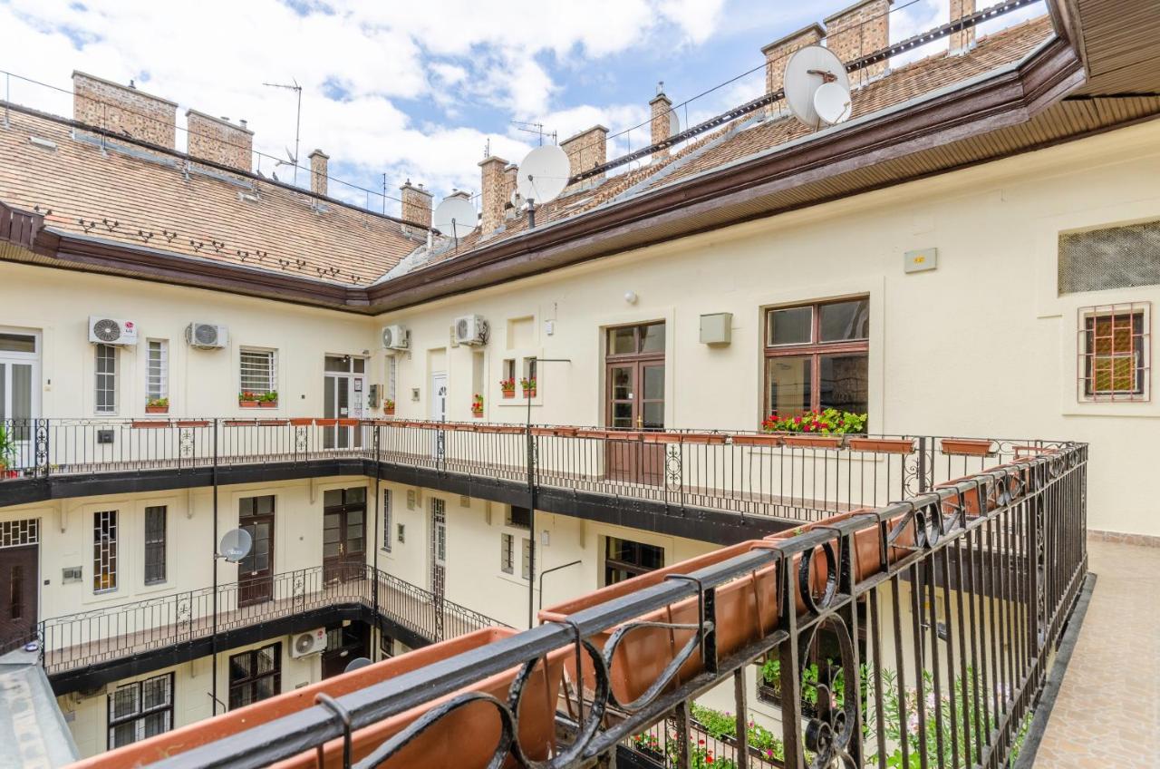 Eitans Guesthouse Budapest Bagian luar foto