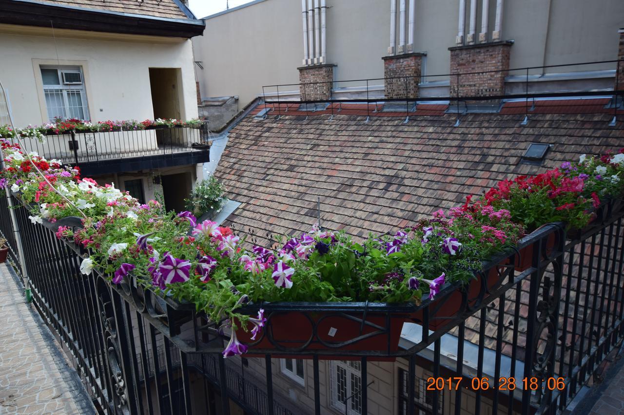 Eitans Guesthouse Budapest Bagian luar foto