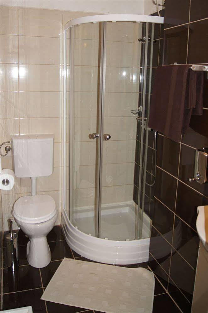 Eitans Guesthouse Budapest Bagian luar foto